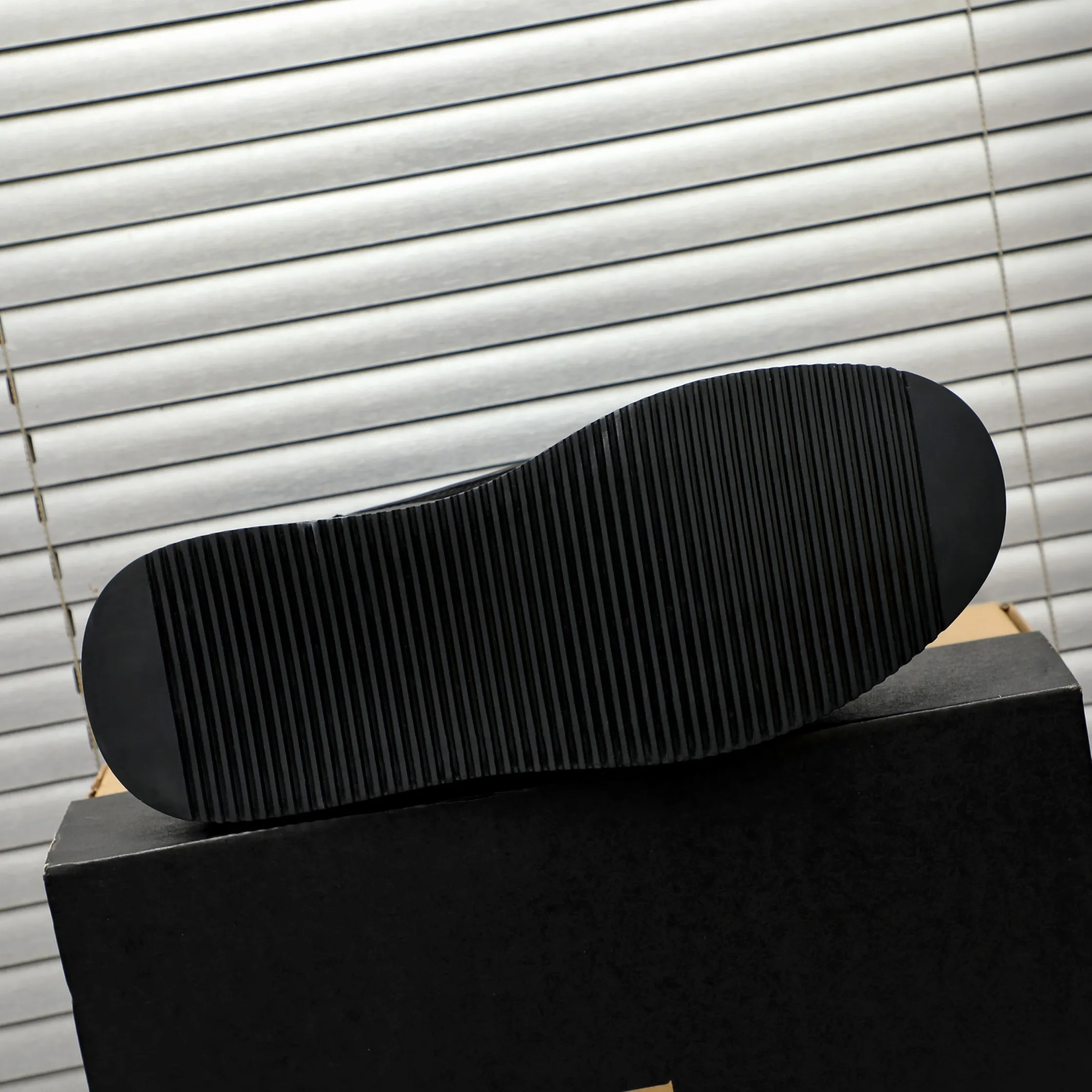P620 Product trademark: "UGG" Gaobang men's shoes Regular size: 39-44 Product materials: Selected suede cowhide upper, wool lining, original outsole